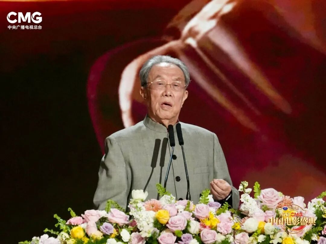 ​△人民艺术家、著名作家、原文化部部长王蒙为电影《南京照相馆》颁发“年度剧情电影”荣誉