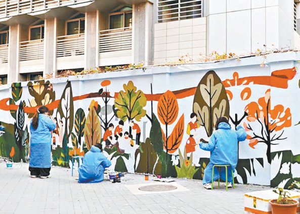 　　北建大的学子们精心创作墙绘。受访者 供图