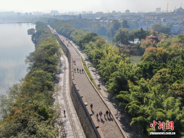 11月23日，江西赣州，民众在宋代古城墙上散步。中新社记者 刘力鑫 摄