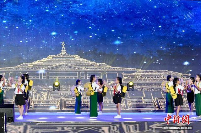 图为瑞丽市姐告国门小学学生带来歌舞《国门小书包》。罗婕 摄