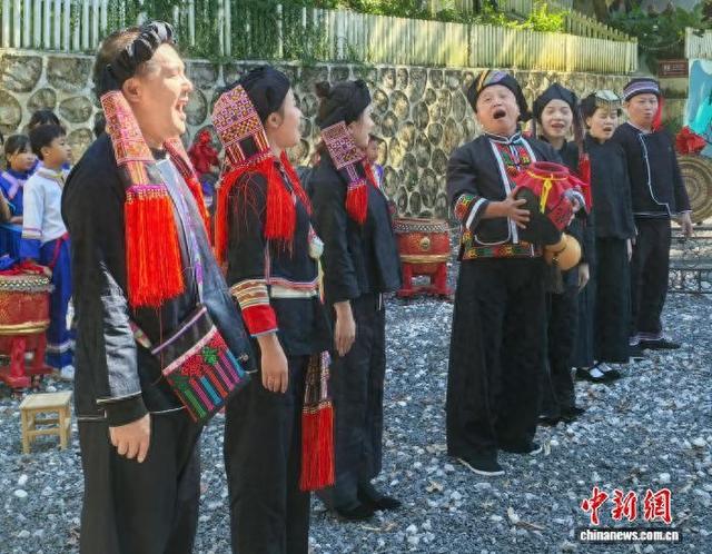 11月14日,卢桂锋(左四)和团队成员一起,向境外媒体记者演绎《喊歌》。中新社记者 蒋雪林 摄