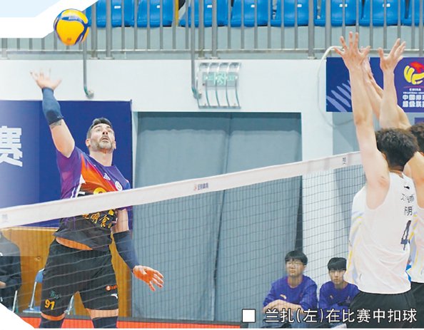 兰扎（左）在比赛中扣球