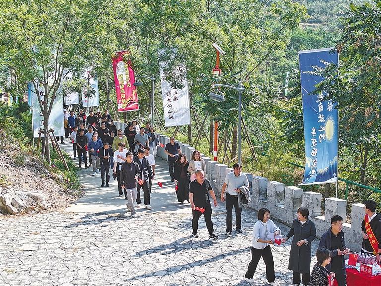 游客在登山。本报通讯员 周东昊 摄