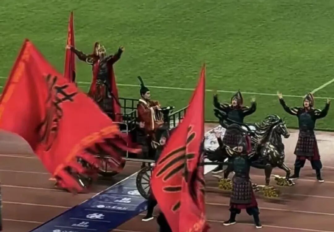 ▲“刘邦”苏超领唱《大风歌》嗨翻全场。图/江苏广电