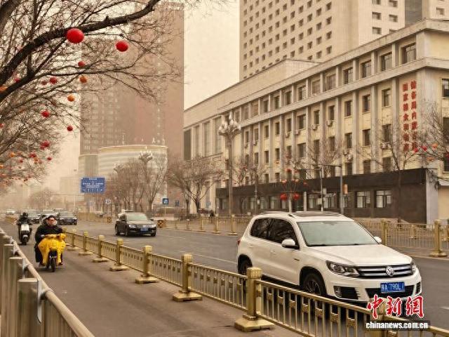 图为被沙尘笼罩的呼和浩特。 于晓佳 摄