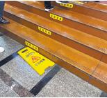 新雅食品店门前台阶没有设置扶手 张佳樱 摄