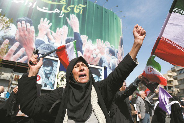 伊朗民众谴责美以军事行动 新华社 发