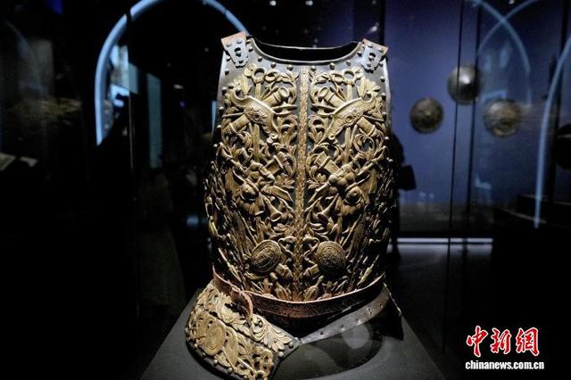 图为展览展出的“胸甲”。中新社记者 安源 摄