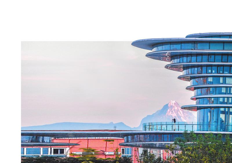 市民在成都市双流区空港云的建筑上眺望四姑娘山幺妹峰。 四川日报全媒体记者 何海洋 摄