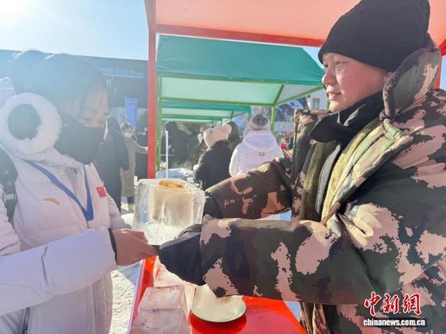 11月15日，内蒙古阿尔山，游客购买特制“冰咖啡”。 中新社记者 张玮 摄