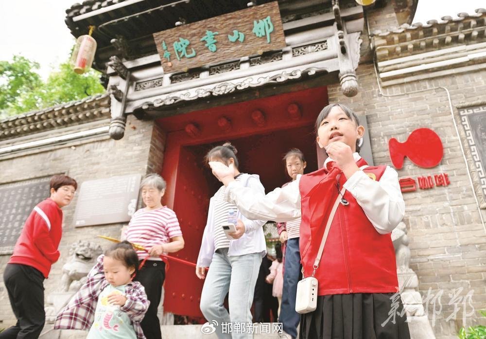 图为国庆假期，红领巾讲解员在邯郸道历史文化街区开展“红领巾爱家乡”实地讲解活动。