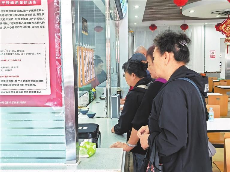 中午时分大家在餐厅排队取餐。本文配图：新甘肃·甘肃日报记者 顾丽娟