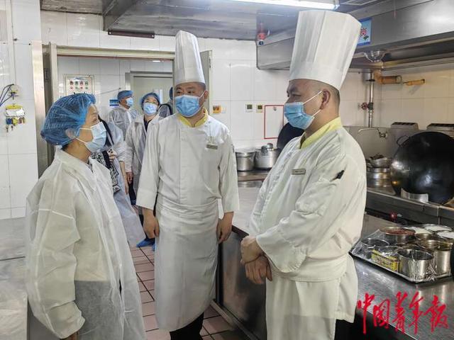代表们调研北京远望楼宾馆后厨。中青报·中青网见习记者 贾子凡/摄