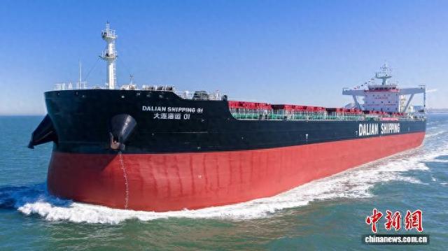 4月26日，“大连海运 01”轮正式投入运营。孙鹏伟 摄