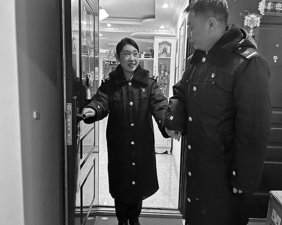 大年初五凌晨，夫妻俩就从家出发奔赴岗位。 本版图片均由本报记者 张帆 摄