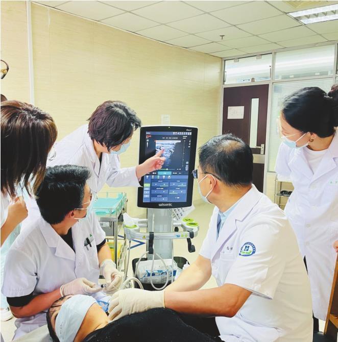 中国医科大学附属盛京医院睡眠医学中心和疼痛科合作为失眠患者做星状神经节阻滞治疗。 受访单位供图