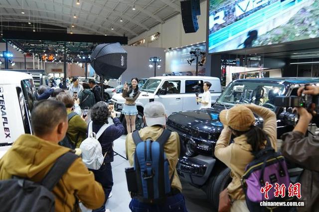 图为展位的模特吸引摄影爱好者目光。中新社记者 刘冉阳 摄