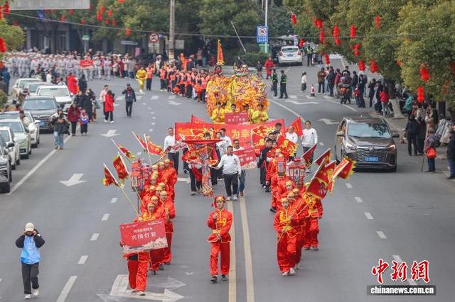 图为巡游队伍从兴国县城的道路上走过。中新社记者 刘力鑫 摄