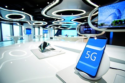 技术进步促进屏幕迭代,不断改变人们的欣赏习惯。光明图片/视觉中国
