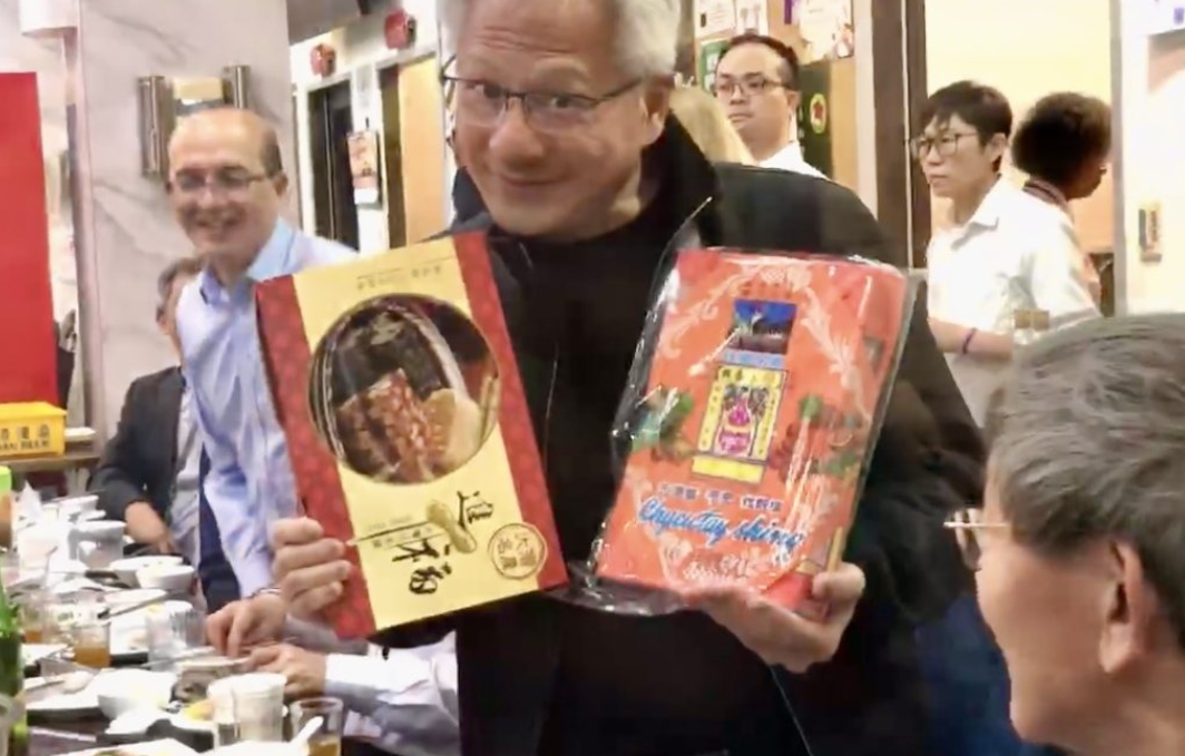 （黄仁勋在火锅店展示台积电准备的花生糖和蜜饯伴手礼，来源：社交媒体）