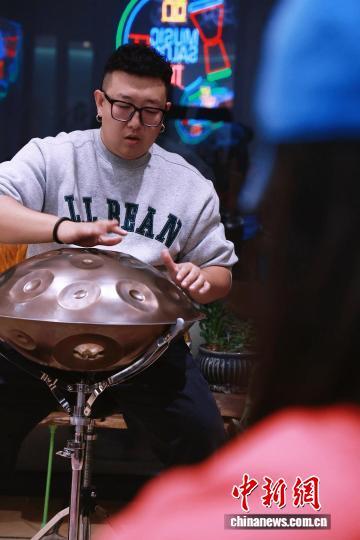 图为塔小乐在手碟课上演奏。 受访者供图