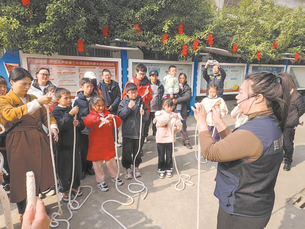工作人员教市民打绳结。