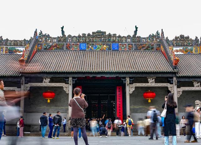 11月12日，游客在广州陈家祠前拍照、游览。新华社记者 肖恩楠 摄