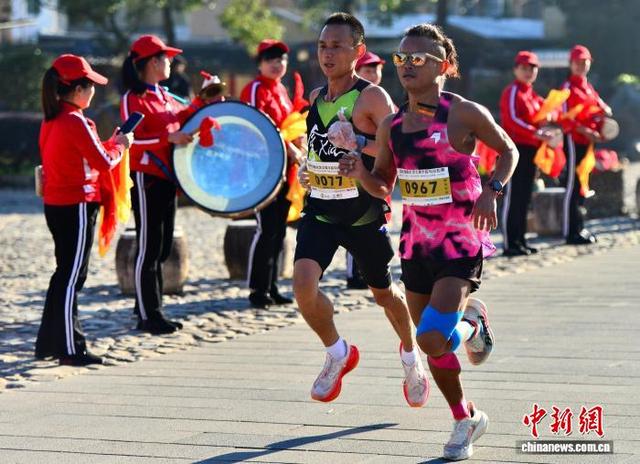 图为参赛选手在比赛中。中新社记者 张斌 摄