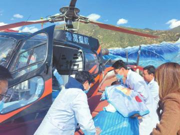 今年2月27日，“空中120”转运小航至攀钢总医院。 木里县人民医院供图