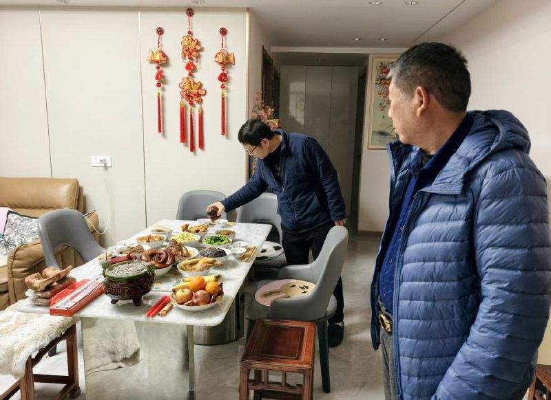 兄长行礼如仪，父亲在旁悉心指导。