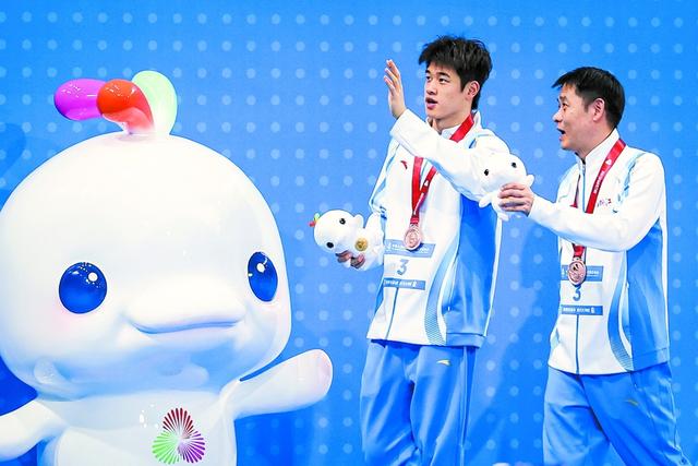 虽然在50米自由泳中无缘金牌，潘展乐仍是全运会泳池中最受欢迎的“顶流”明星（本报记者王竟成摄）