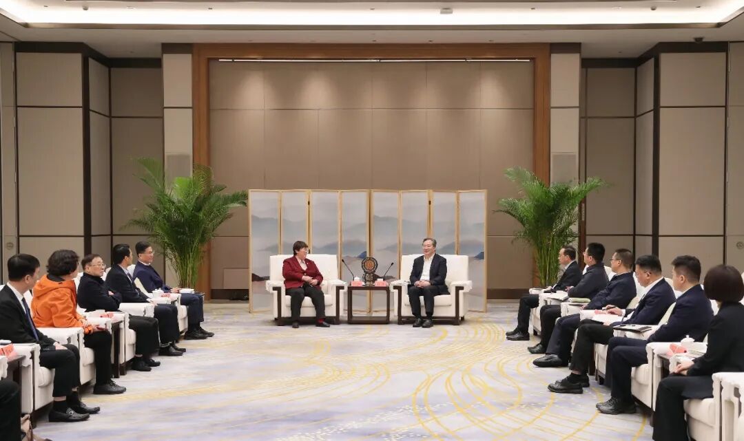 市委书记范波会见中欧国际工商学院院长汪泓一行。苏报融媒记者 王亭川/摄