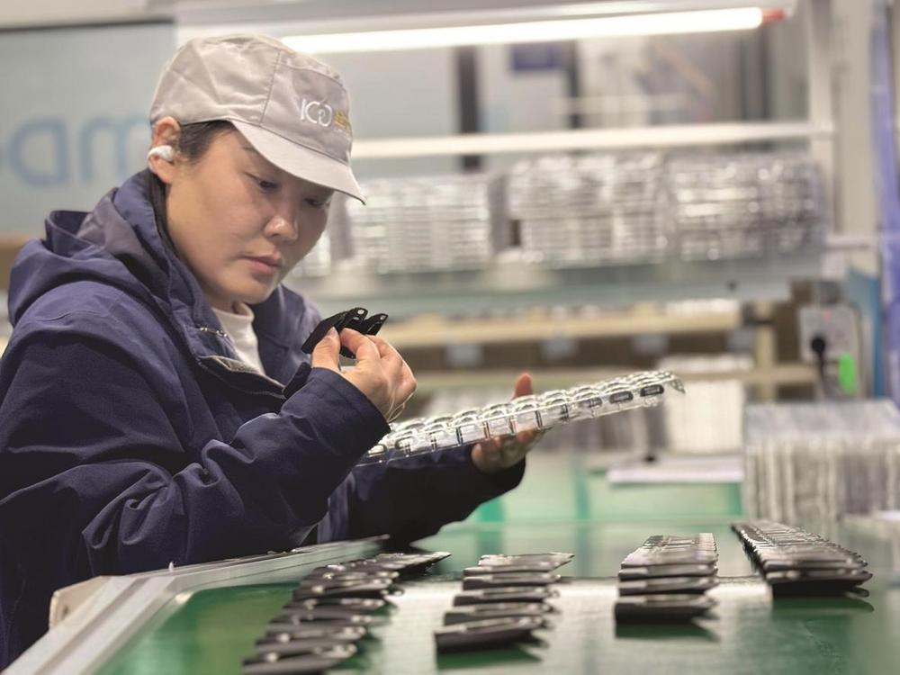 工人仔细查验产品外观。赵鸿粼 摄