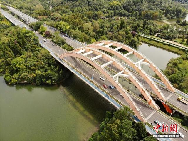 图为9月17日，航拍贵阳市观山湖公园秋景。(无人机照片)石小杰 摄