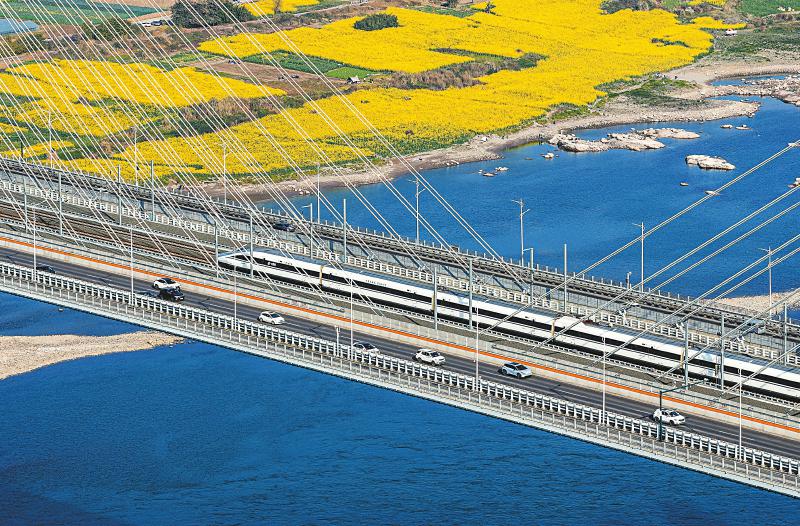 2月20日，渝昆高铁线上，一列高铁从宜宾临港长江大桥通过。张光金 摄（C视觉）