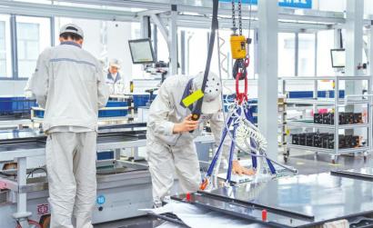 10月28日,宜宾中车时代储能基地项目一期工厂内,工人在生产储能电池。 罗顺 摄