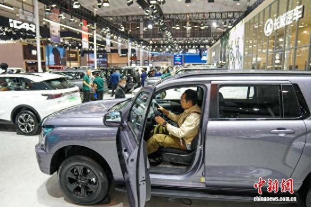 11月13日，2025昆明国际车展在昆明开幕，吸引市民前来观展。图为市民体验心仪的汽车。中新社记者 刘冉阳 摄