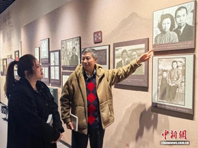 1月9日，“两岸信使”田圻畅(右)在中国闽台缘博物馆讲述自己的经历与两岸寻亲故事。中新社记者 孙虹 摄