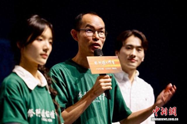 《给阿嬷的情书》导演蓝鸿春(中)、主演李思潼等主创现身广州专场活动。钟锐钧 摄