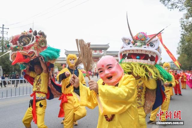 图为信丰南狮巡游队伍在巡游中。中新社记者 刘力鑫 摄