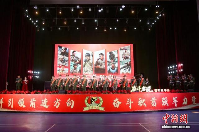 图为武警官兵上台领奖。 罗元凯 摄