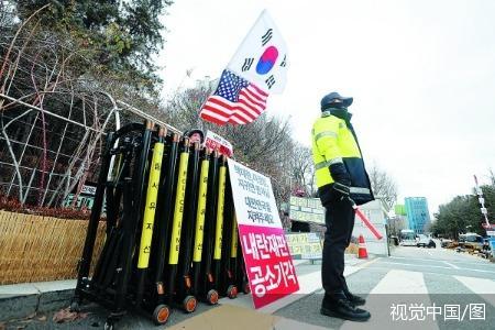 9日，韩国首尔中央地方法院就前总统尹锡悦涉嫌发动内乱案举行结案庭审，警方执勤加强警戒。