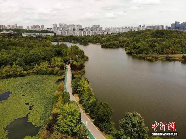 图为9月17日，航拍贵阳市观山湖公园秋景。(无人机照片)石小杰 摄