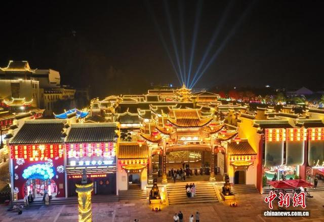 湘西府景区由多栋富有地域特色的古建筑组成。张洪涛 摄