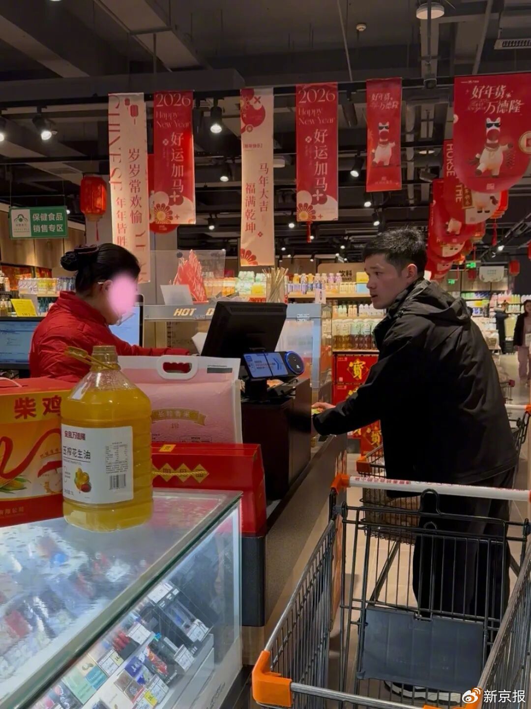 张德振通常选择在超市购买货品，质量比较有保障。  受访者供图​