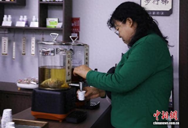 市民体验中药茶饮。中新网记者 杨迪 摄