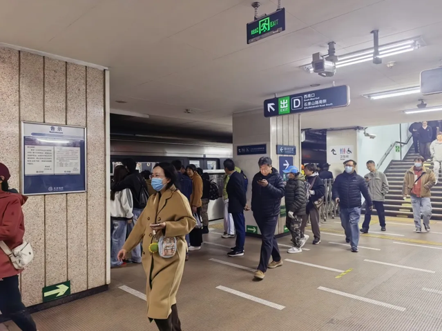 地铁玉泉路站客流平稳有序/记者拍摄