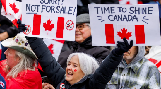 加拿大民众在内森・菲利普斯广场举行“手肘抬高”抗议活动，反对美国总统特朗普加征关税及其他相关政策。
