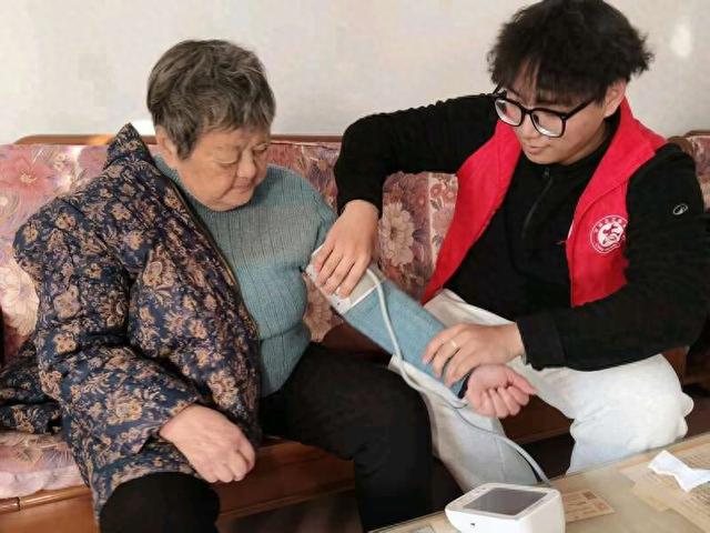 志愿者进行暖心服务。合肥市蜀山区供图