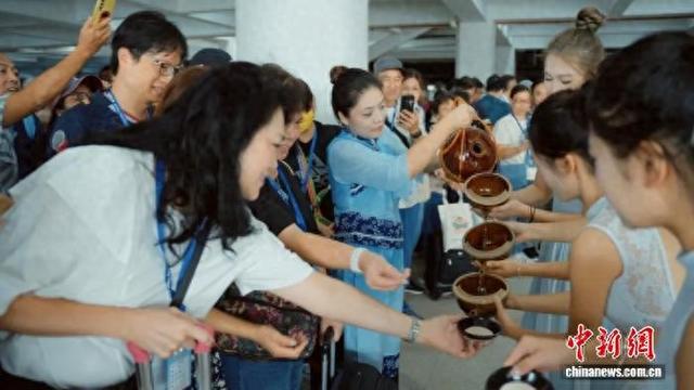 图为香港游客品尝客家娘酒。 (河源市文化广电旅游体育局供图)
